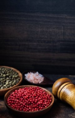 Ahşap kase, kırmızı biber yakın çekim