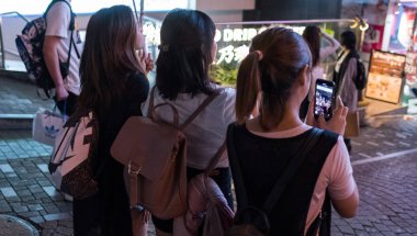 Tokyo, Japonya - 23 Haziran 2018. İnsanlar üzerinde sokak ofshibuya 