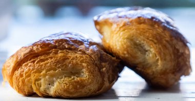 ahşap arka plan üzerinde taze puf hamur işleri