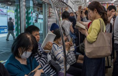 Tokyo, Japonya - 30 Nisan 2018. Japonya Demiryolu trenindeki yolcular