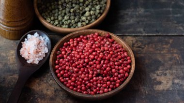 Ahşap kase, kırmızı biber yakın çekim