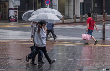 Yaya geçidi geçiş şemsiye grubu