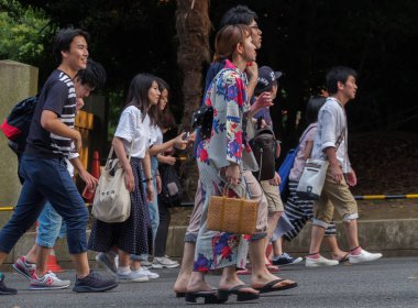 Tokyo, Japonya - 14 Temmuz 2018. Yasukuni tapınak Mitama (veya ruh) sırasında yaz festivali için yürüme geleneksel yukata ziyaret elbise.