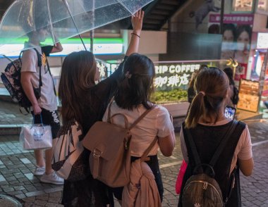 Tokyo, Japonya - 23 Haziran 2018. İnsanlar üzerinde sokak ofshibuya 
