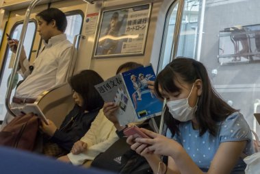 Tokyo, Japonya - 30 Nisan 2018. Japonya Demiryolu trenindeki yolcular