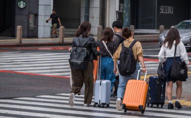 Tokyo, Japonya. Turistler ve yerliler için karşıdan karşıya geçerken