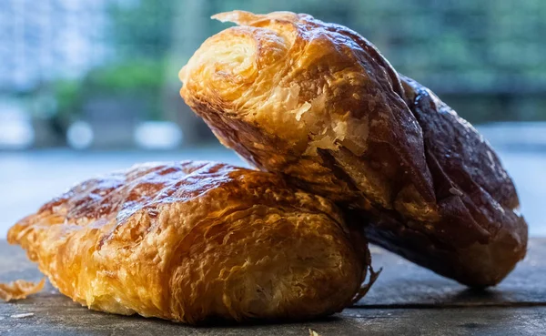 Pâtisseries Feuilletées Fraîches Sur Fond Bois — Photo