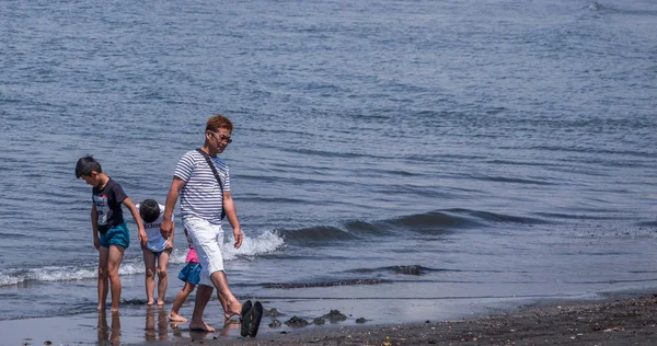 2018년 30일 에노시마 해변에서 일본인 아버지와 — 스톡 사진