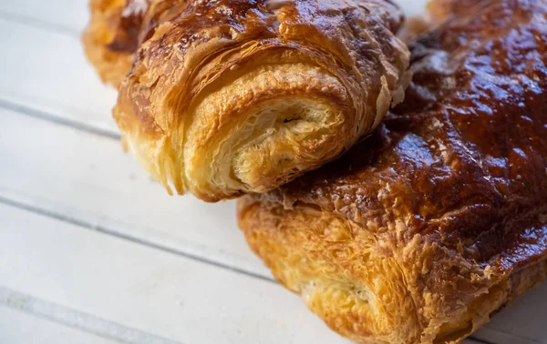 Pâtisseries Feuilletées Fraîches Sur Fond Bois — Photo