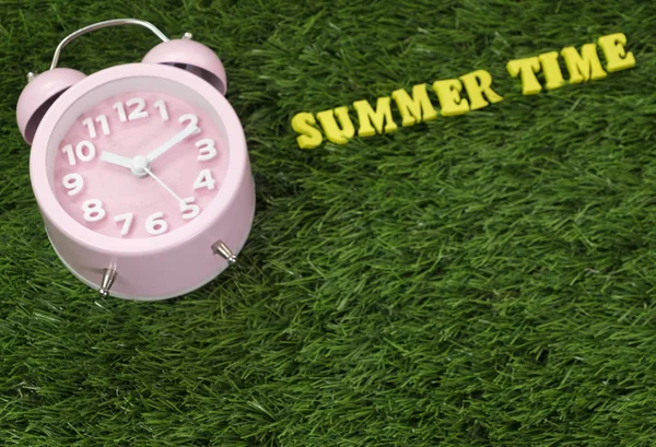Reloj Despertador Rosa Con Texto Hora Verano Sobre Hierba Verde —  Fotos de Stock