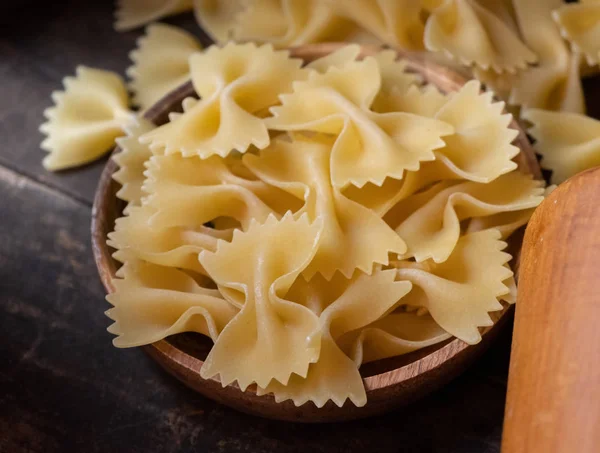 Pasta Farfalle Seca Sobre Fondo Madera — Foto de Stock