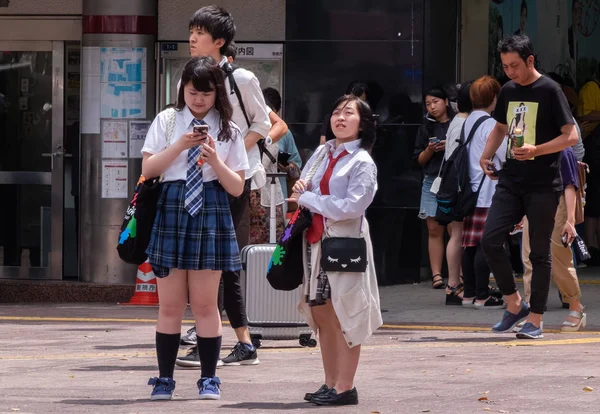 Tokio Japonia Lipca 2018 Japońskie Uczennice Smartphone Przy Placu Hachiko — Zdjęcie stockowe