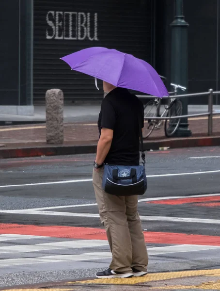 People With Umbrella Crossing Crosswalk — Stock Photo, Image