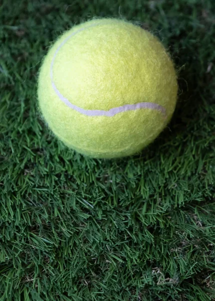 Pelota Tenis Sobre Hierba Verde Cerca —  Fotos de Stock