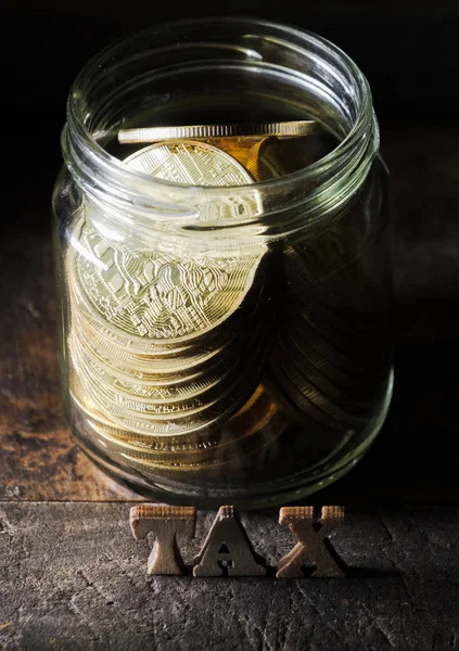 Palabra Tax Madera Con Monedas Oro Tarro Albañil Sobre Fondo — Foto de Stock