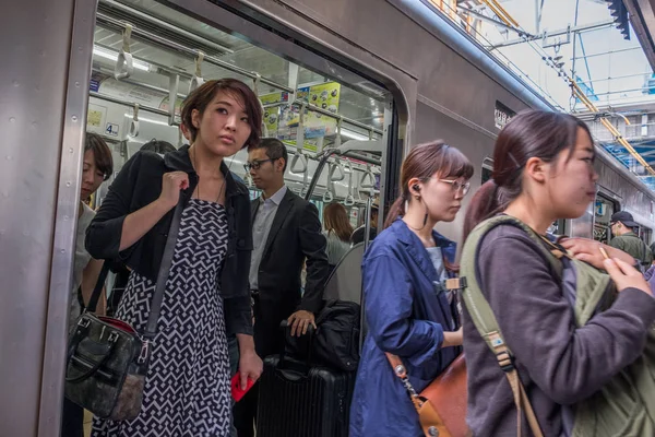 Toquio Japão Abril 2018 Passageiros Que Entram Trem Ferroviário Japão — Fotografia de Stock