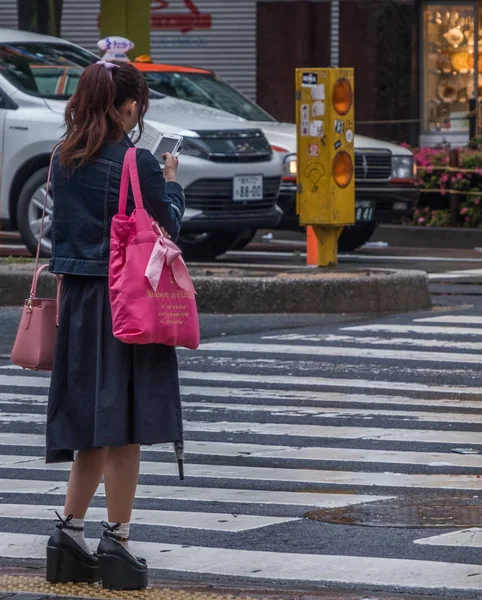 Tokyo Giappone Giugno 2018 Persone Che Attraversano Strada Shibuya — Foto Stock