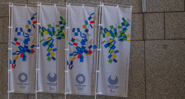 ТОКИО, Япония - 1 мая 2018 года. Рекламный плакат Паралимпийских и Олимпийских игр в Токио 2020
.