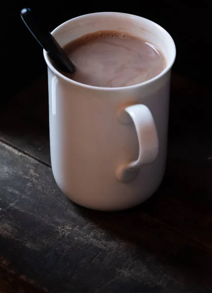 Heiße Schokolade Einem Weißen Becher Über Holzgrund — Stockfoto