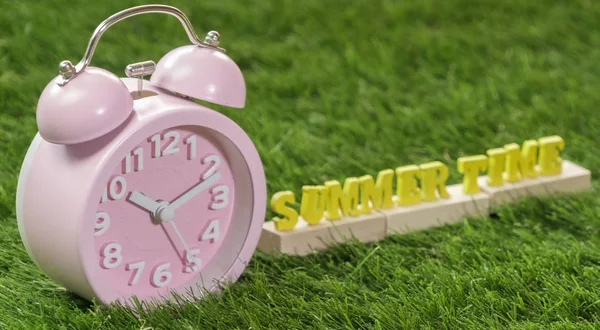 Reloj Despertador Rosa Con Texto Hora Verano Sobre Hierba Verde —  Fotos de Stock