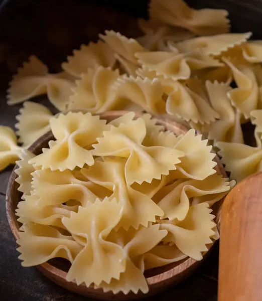 Pasta Farfalle Seca Sobre Fondo Madera — Foto de Stock