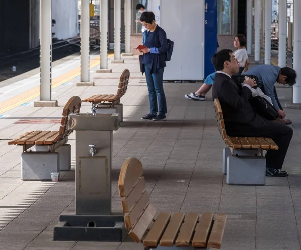 Tokio Japón Abril 2018 Viajeros Sentados Banco Plataforma Estación Tren — Foto de Stock