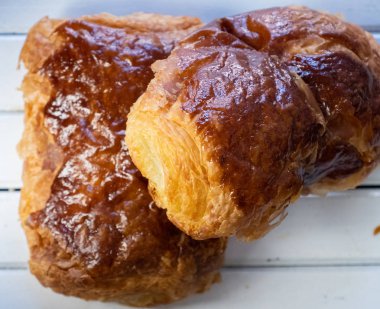 ahşap arka plan üzerinde taze puf hamur işleri