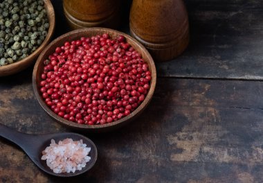 Ahşap kase, kırmızı biber yakın çekim