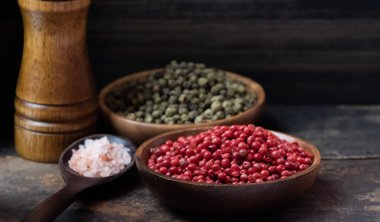 Kırmızı ve yeşil peppercorns ahşap kase