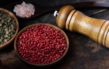 Ahşap kase, kırmızı biber yakın çekim