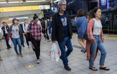 Kimliği belirsiz yayalar, Japon halkı 