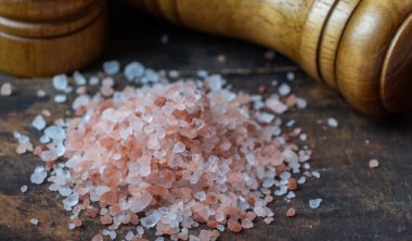 Himalaya tuz ahşap tahta üzerinde Kapat