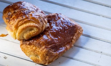 ahşap arka plan üzerinde taze puf hamur işleri