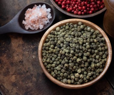 Ahşap kase yeşil biber