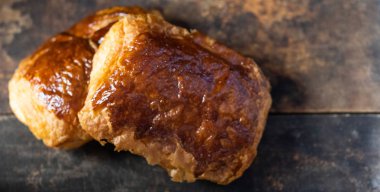 ahşap arka plan üzerinde taze puf hamur işleri