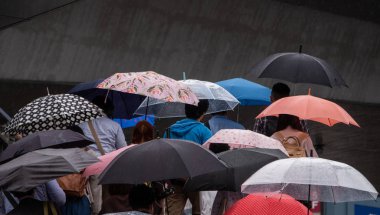 Tokyo, Japonya - 4 Temmuz 2018. Yayalar şemsiyelerle Shibuya içinde merdivenlerden yukarı yürümek.