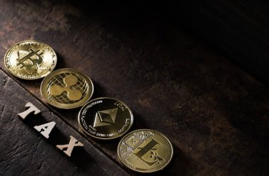 Popüler cryptocurrencies ahşap vergi kelime koyu ahşap arka plan üzerinde