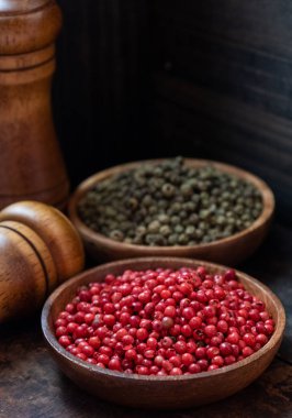 Kırmızı ve yeşil peppercorns ahşap kase