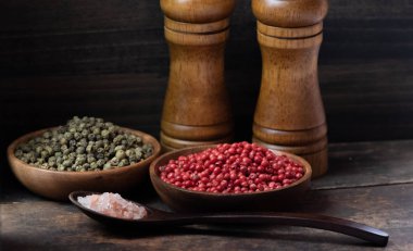 Kırmızı ve yeşil peppercorns ahşap kase