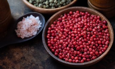 Ahşap kase, kırmızı biber yakın çekim