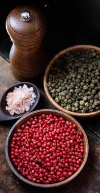 Kırmızı ve yeşil peppercorns ahşap kase