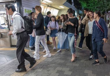 Kimliği belirsiz yayalar, Japon halkı 