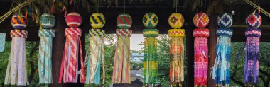 Tokyo, Japonya - 14 Temmuz 2018. Mitama (veya ruh) Festival süresince Yasukini tapınak girişinde asılı Tanabata veya kağıt turbular flama.