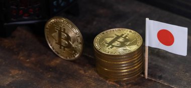 Japon minyatür bayrağı ile bitcoins ahşap tahta üzerinde