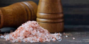 Himalaya tuz ahşap tahta üzerinde Kapat