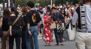Tokyo, Japonya - 14 Temmuz 2018. Yasukuni tapınak Mitama (veya ruh) sırasında Yaz Festivali smartphone ile geleneksel yukata elbiseli Japon çift.