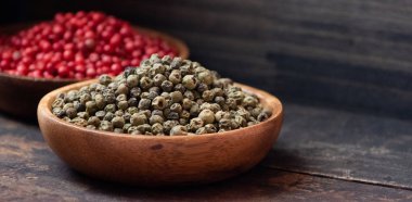 Kırmızı ve yeşil peppercorns ahşap kase