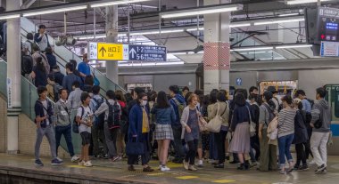 Tokyo, Japonya - 30 Nisan 2018. Japonya Tren istasyonu platformunda banliyö kalabalığı