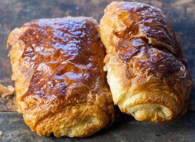 ahşap arka plan üzerinde taze puf hamur işleri