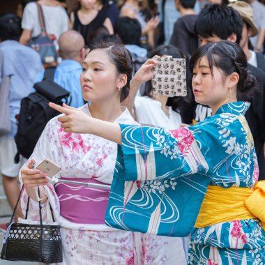 Tokyo, Japonya - 14 Temmuz 2018. Geleneksel yukata Japon kız Yasukini tapınak Mitama (veya ruh) Festival süresince elbise..